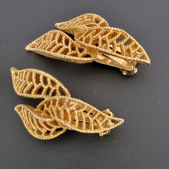 1960'S, CATHE, GOLD TONE CLIP ON EARRINGS! GOLD TONE VINTAGE BROOCH. - Picture 8 of 8